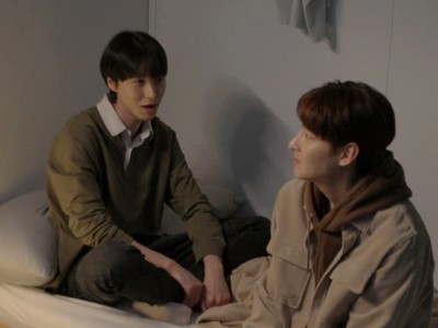 Han Joon and Yoo Jae make up after their previous argument.