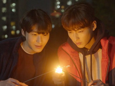 Han Joon and Yoo Jae light sparklers.