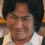 The cafe owner is portrayed by Japanese actor Reika Kirishima (霧島れいか).