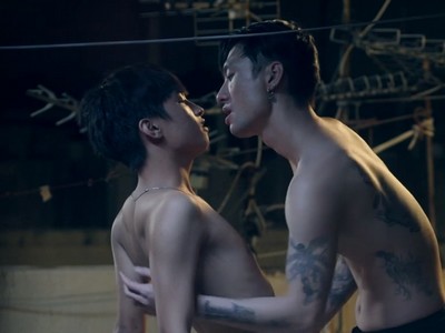 Hayden and Damian share a passionate moment while shirtless.