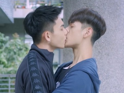 Bu Xia and Jian Chi kiss each other in Stay by My Side Episode 7.