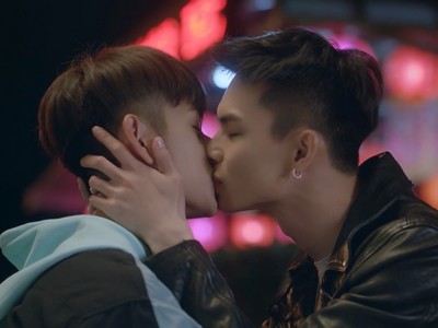 Bu Xia and Jiang Chi kiss as boyfriends.