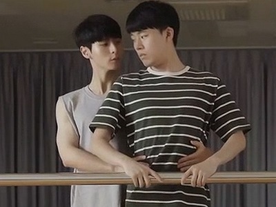 Jun-Han teaches Yu-Sang how to dance.