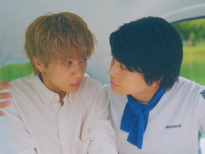 Isumi and Amasawa share an intimate moment in the boat.