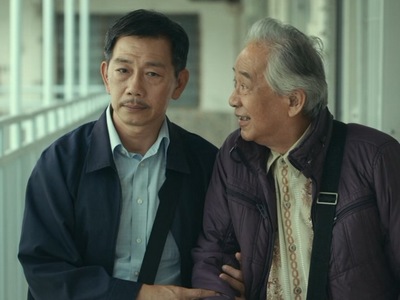 Hoi takes care of his elderly friend Chiu.