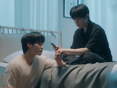 Yeonho and Yujun are in the bedroom.