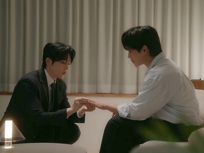 Yujun proposes to Yeonho.