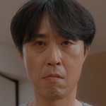 Eun Ho's father is portrayed by Chae Hoon Byeong (채훈병)