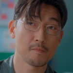 The teacher is portrayed by Gong Jung Hwan (공정환).