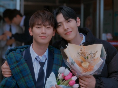 Do Hyeon and Eun Ho attend the same high school.