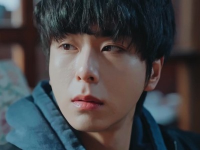 Minu is portrayed by Korean actor Lee Sang Min (이상민).