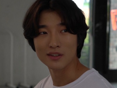 Min-woo is portrayed by the actor Kim Seong Soo (김성수).