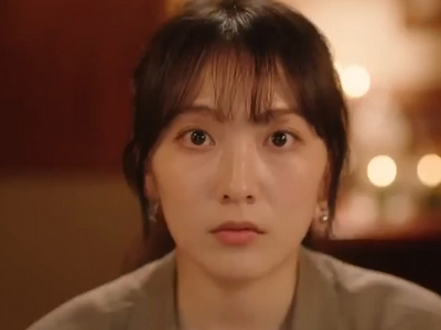 Ah Jin is played by the actress Kang Ji Young (강지영).