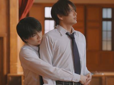 Takumi and Gii hug.