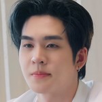 Auau Thanaphum Sestasittikul (อู่อู๋ ธนภูมิ เศรษฐสิทธิกุล) is a Thai actor. He is born on March 8, 2002. 
