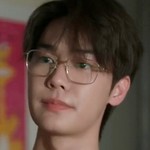 Dew Jirawat Sutivanichsak (ดิว จิรวรรตน์ สุทธิวณิชศักดิ์) is a Thai actor. He is born on October 30, 2000. 