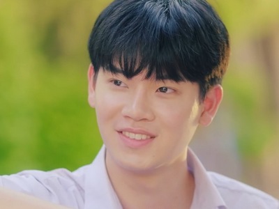 Dew is portrayed by the Thai actor Dew Yin Anan Wong (อานันท์ ว่อง).