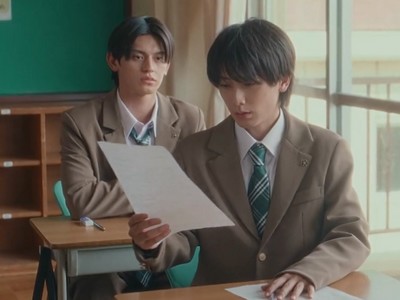 Mayama reads Asamiya's handwritten love confession.