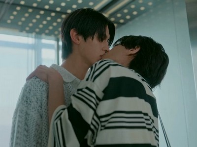 Mayama kisses Asamiya.
