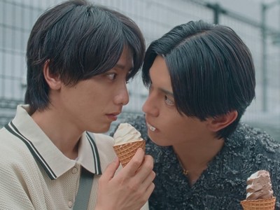 Mayama and Asamiya share an ice cream.