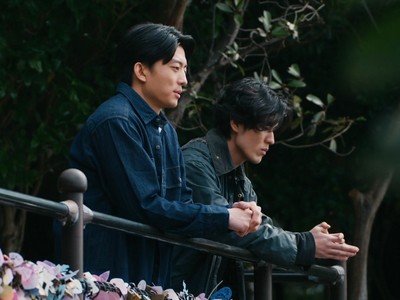 Yuma and Itsuki chat.