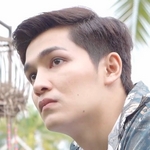 Que is played by the actor X Teerapat Somchaiya (ธีรภัทร์ สมชัยยา).