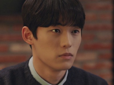 Dongbaek is portrayed by the Korean actor Park Jeong Woo (박정우).