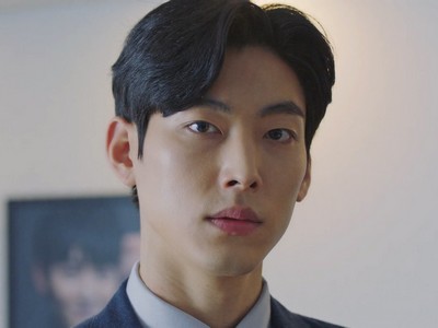 Yudam is portrayed by the Korean actor Park Young Woon (박영운).