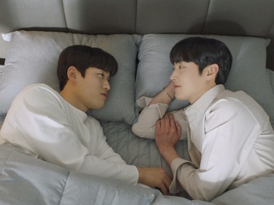 Dongbaek and Yudam are in bed together.