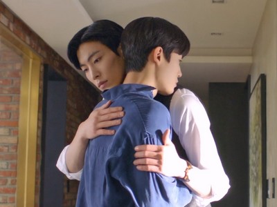 Director Min gives Dongbaek a hug.