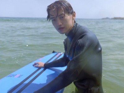 Ji Hyun goes surfing by himself.