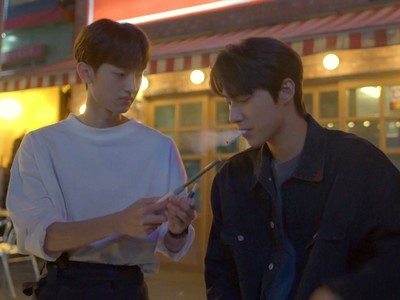 Ji Hyun lights Jae Won's cigarette.