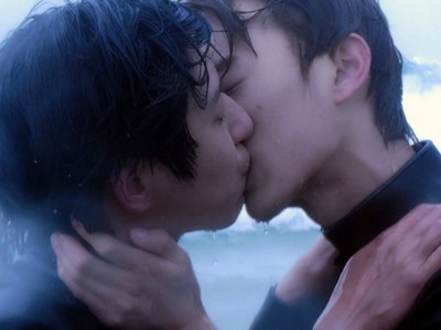 Ji Hyun and Jae Won kiss in the ocean.