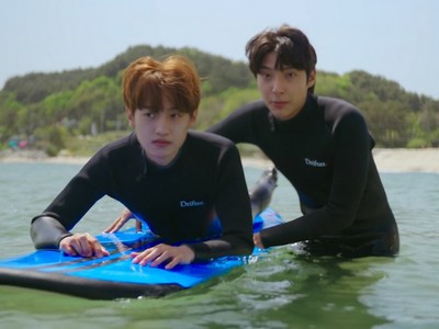 Ji Hyun takes surfing lessons from Jae Won.