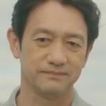 Meguru's father is portrayed by the Japanese actor Kisuke Iida (飯田基祐).