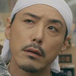 The salesperson is portrayed by the Japanese actor Munehiro Yoshida (吉田宗洋).