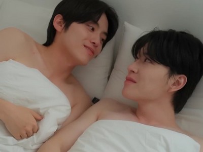 Sian and Junwoo are in bed.