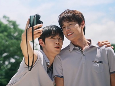 Tae Jeong and Dong Hwa take a picture.