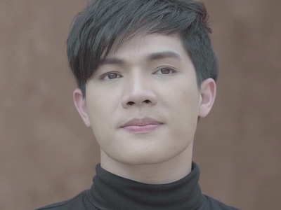 Mok is portrayed by the Thai actor Bank Thanathip Srithongsuk (ธนาธิป ศรีทองสุ).