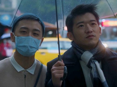 Tien and Jay share an umbrella.