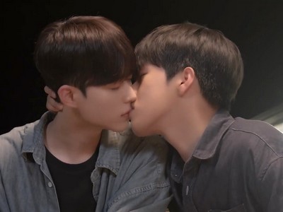 Do Wan and Jae Yul kiss.