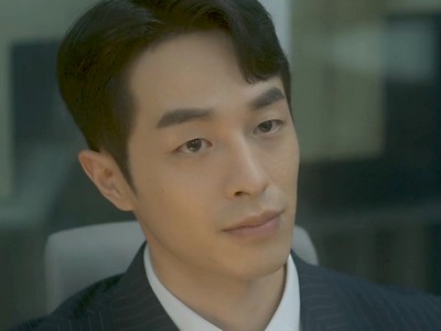 Jong Chan is portrayed by the Korean actor Kwon Hyuk (권혁).