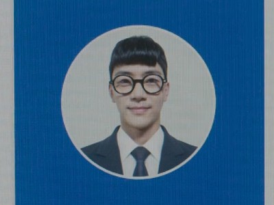 The younger version of Seung Hyun wears glasses.