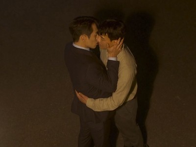 Jong Chan kisses a drunken Seung Hyun outside.