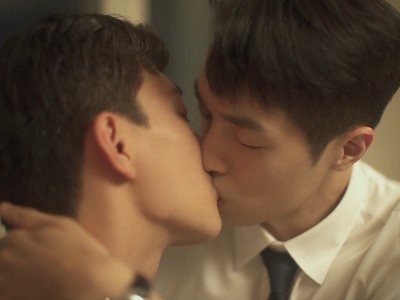 Seung Hyun and Jong Chan kiss passionately in The New Employee Episode 4.