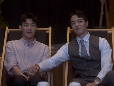 Seung Hyun and Jong Chan watch a movie on their date.