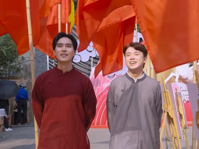 Truong and Hoang take a walk.