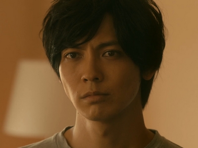 Kuzumi is played by the actor Izuka Kenta (猪塚健太).