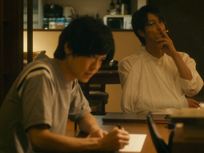 Kuzumi helps Kijima to transcribe his manuscripts.