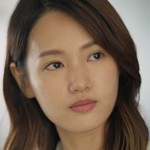 The geography teacher is portrayed by Taiwanese actress Yeh Ching Han (葉靜涵).